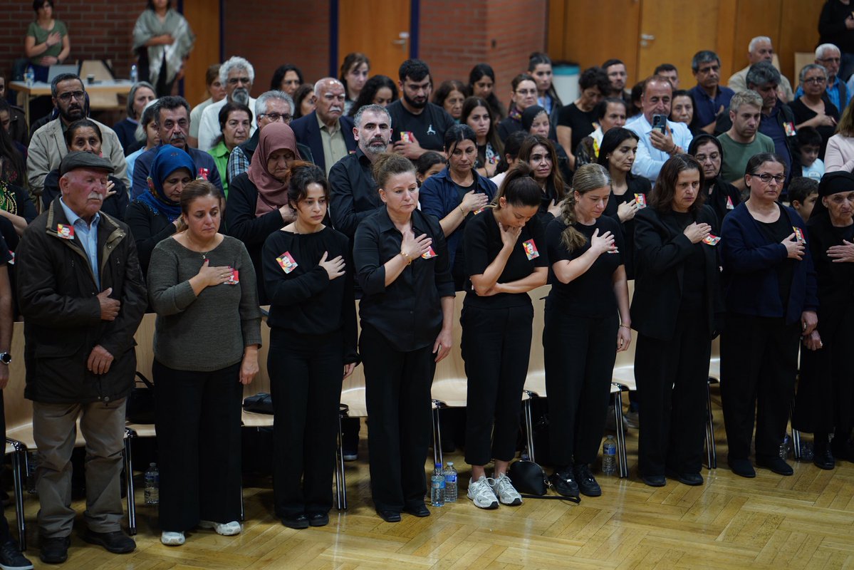 Freie_Presse_1's tweet photo. 📌Almanya’nın Frankfurt kentinde yüzlerce Kürdistanlı, Rıza Altun’un şehadet yıl dönümü ile Karker Amanos şahsında şehadetleri açıklanan 12 gerilla anısına düzenlenen anmada buluştu. https://t.co/N0tD7ORBQ1