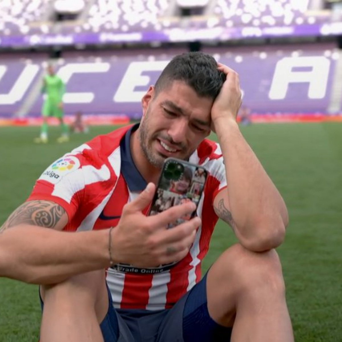 MessiLeoBrasil_'s tweet photo. Suárez ligou para Messi em lágrimas após o título de La liga com o atlético de Madrid. Messi ligou diretamente pro Suárez após ganhar a Copa do Mundo.

É uma das amizades mais lindas da história do futebol. https://t.co/tPVurBkkoZ