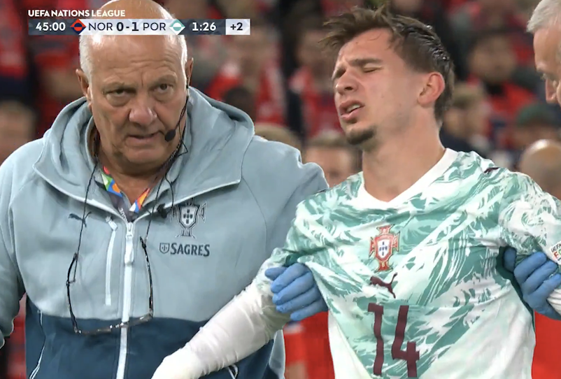 TouchlineX's tweet photo. 🚨 𝗡𝗘𝗪: BAD NEWS for Juventus fans!

Conceicao is INJURED and it looks BAD! https://t.co/8BTNfixXjk