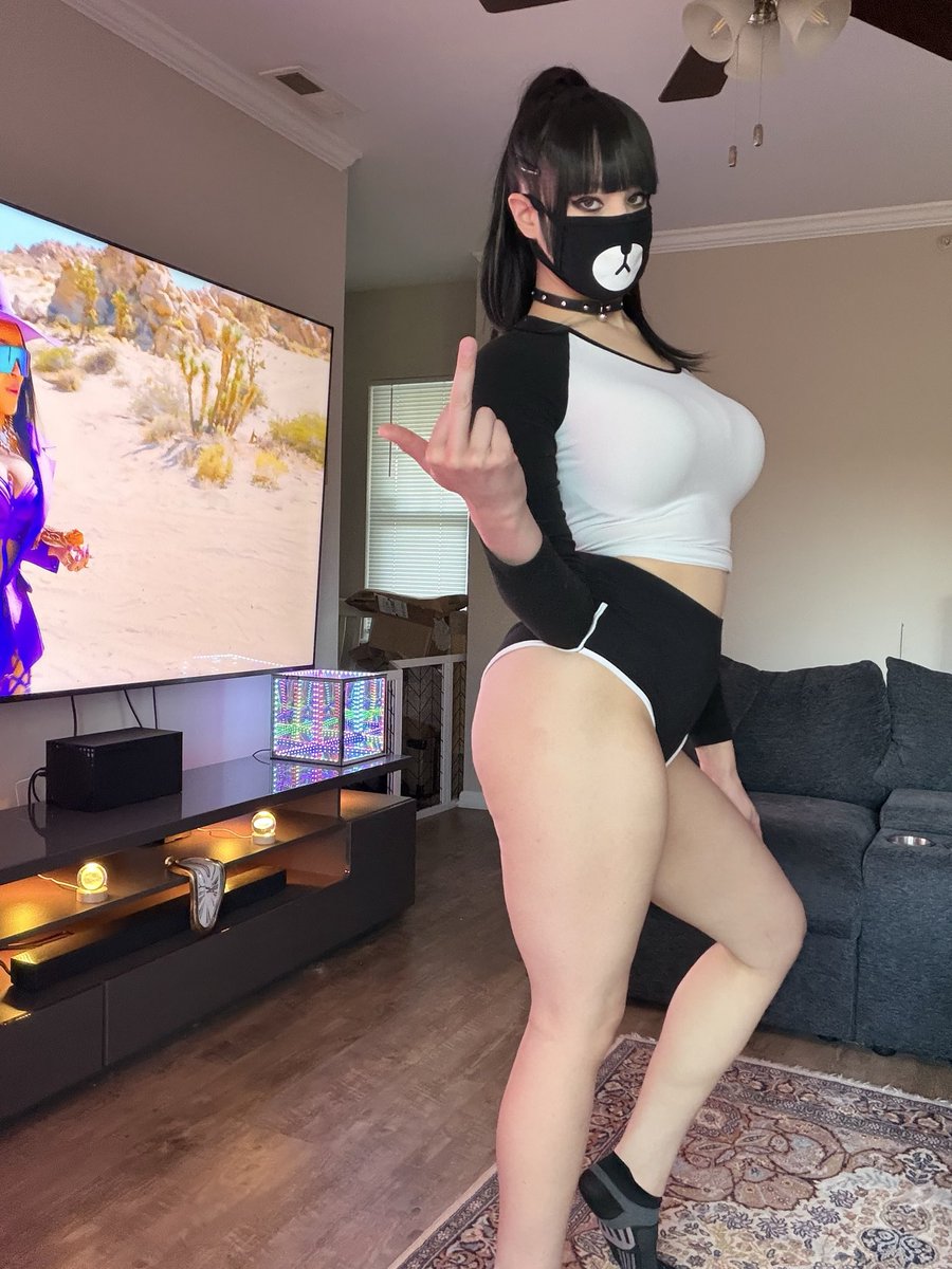 anOFgirlsSwitch's tweet photo. @pinkchyu Nah my wife is more goth https://t.co/UQ2bVRWaCc