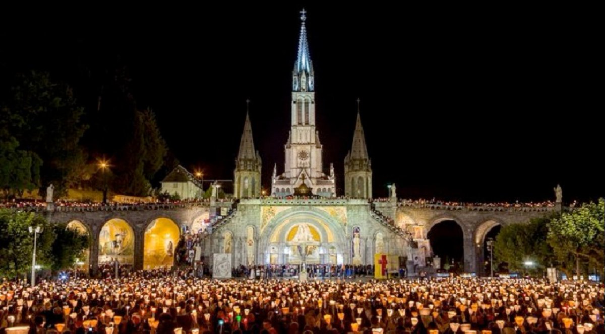 Seathiell's tweet photo. Ce soir à Lourdes, nous voyons quelque chose que nous ne devons pas oublier.

Le pape Léon XIV a fait la procession aux flambeaux. Pas depuis une tribune. Pas en bénissant de loin. Il a marché. Derrière la statue de la Vierge, un cierge à la main, au milieu de tout le monde.

Ça n’avait jamais été fait comme ça. Jean-Paul II et Benoît XVI avaient participé, mais ils n’avaient pas parcouru le chemin avec les pèlerins. Lui a insisté pour le faire vraiment.

Le rite est simple et il est très ancien. Chaque soir à 21 heures, d’avril à novembre, les gens se rassemblent à la Grotte. On allume son flambeau. On suit la statue de Notre-Dame. On récite le Rosaire, mystère après mystère. On chante l’Ave Maria de Lourdes, chacun dans sa langue. Le cortège quitte la Grotte, longe le Gave, remonte vers l’esplanade et s’arrête devant la basilique. À la fin on se donne la paix.

C’est ça, la procession. Une foule qui avance dans le noir avec une petite lumière, parce que Marie a demandé qu’on vienne ici en procession.

Ce soir il y avait le pape dedans. Pas au-dessus. Dedans. Avec les malades au premier rang, les familles, les gens qui ne disent rien et qui tiennent juste leur bougie.

Je ne sais pas comment dire ça autrement : c’est bouleversant. Voir l’évêque de Rome marcher comme n’importe quel pèlerin, dans cette rivière de flammes, en silence parfois, en chantant parfois.

Lourdes a toujours été ça. Pas le décor. Les gens qui avancent ensemble la nuit. Ce soir le pape a choisi d’être l’un d’eux.