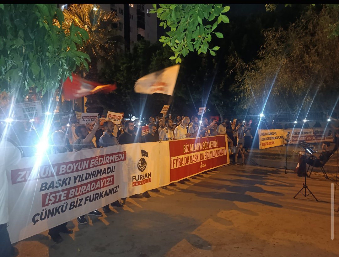 fur_kan___'s tweet photo. Adana Emniyeti önünde bekleyiş sürerken, gözaltındaki 31 Furkan Hareketi mensubu hakkında yeni gelişme yaşandı. Gözaltı süresi 1 gün uzadı. Yarın adliyeye sevk edilecekler. 

#YargıEliyleZulüm
AkpUlkeye NeKazandırdı
AkpDönemi ZulümDönemi https://t.co/LU4lys4ULJ
