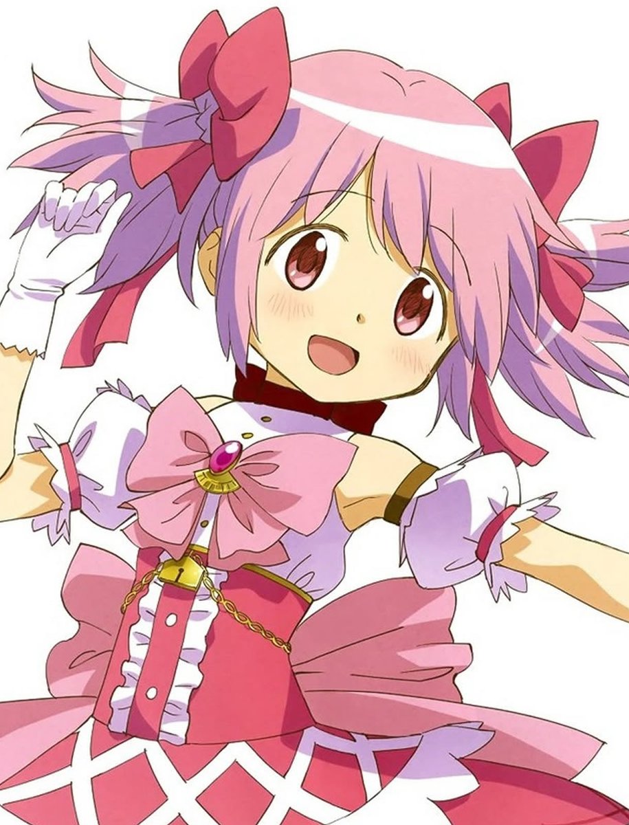 SomosKudasai's tweet photo. El equipo de "Madoka Magica" reveló el tenso proceso creativo detrás de su nueva película, exponiendo cómo el guion sufrió drásticos cambios durante los trece años que tardó en llegar a los cines.

El escritor Gen Urobuchi confesó que el director pidió alterar el final de su borrador original. La actriz Eri Kitamura confirmó los contratiempos al revelar que grabaron sus voces sobre bocetos en blanco debido a los retrasos: "Pensé honestamente que se retrasaría hasta 2027". Pese a todo, la cinta logró estrenarse y superar los catorce millones de dólares, batiendo el récord de su precuela.

El colectivo Magica Quartet opera mediante una constante fricción creativa entre el tono oscuro de Urobuchi y el dinamismo visual del director Shinbo. Ese choque de ideas, aunque caótico en producción, es el sello distintivo de Shaft.