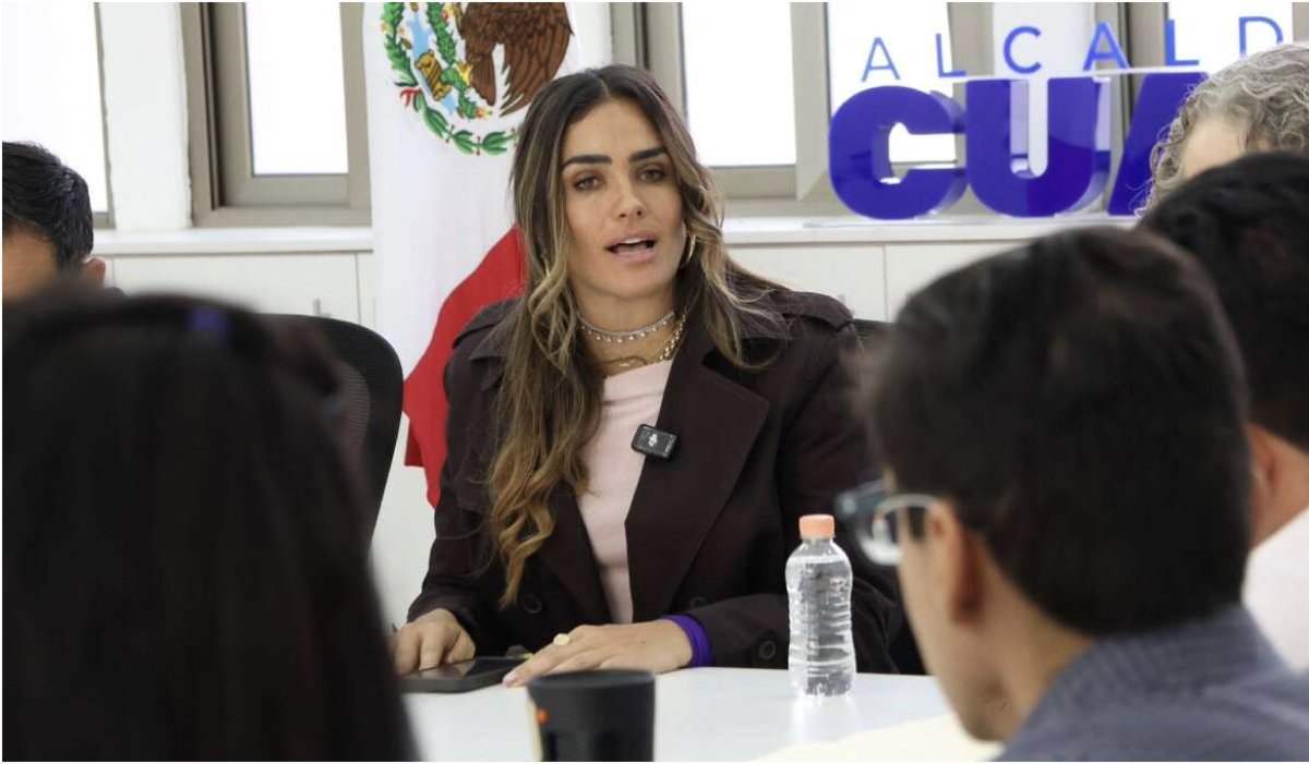 politicomx's tweet photo. 🚨🚗 Alessandra Rojo de la Vega responde a críticas por operativos en Cuauhtémoc

👉 https://t.co/JdGqPhGzZW

La alcaldesa de Cuauhtémoc, @AlessandraRdlv, desmintió versiones sobre los operativos contra vehículos estacionados en doble fila y el retiro de placas.

Aseguró que su administración mantendrá las acciones para ordenar la vía pública.