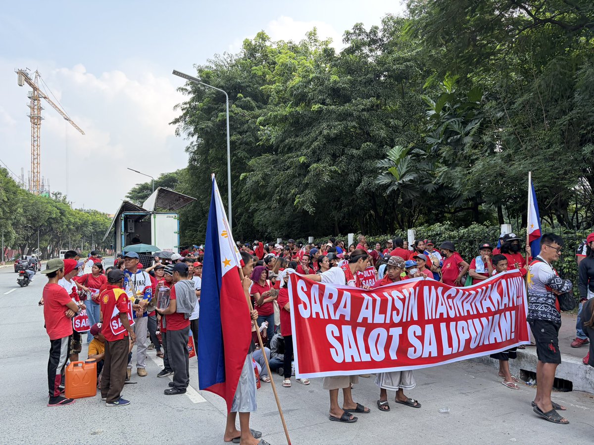 inquirerdotnet's tweet photo. LOOK: Protesters calling for the conviction of Vice President Sara Duterte are beginning to gather along J.W. Diokno Boulevard in front of the Senate building. #VPonTrial | @zacariansINQ 

Watch our livestream here: https://t.co/h2G11AVzI7 https://t.co/aiKuigGx94