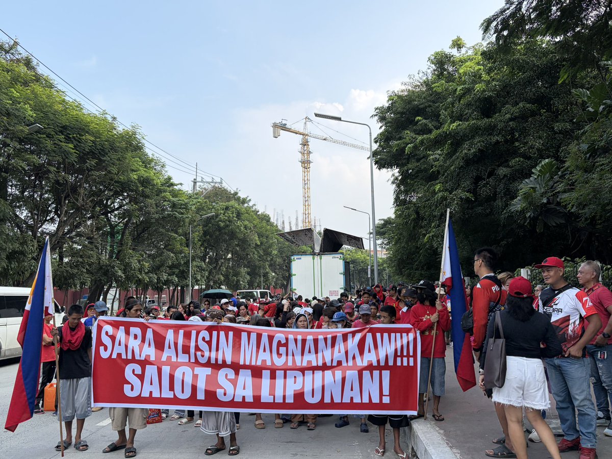 inquirerdotnet's tweet photo. LOOK: Protesters calling for the conviction of Vice President Sara Duterte are beginning to gather along J.W. Diokno Boulevard in front of the Senate building. #VPonTrial | @zacariansINQ 

Watch our livestream here: https://t.co/h2G11AVzI7 https://t.co/aiKuigGx94