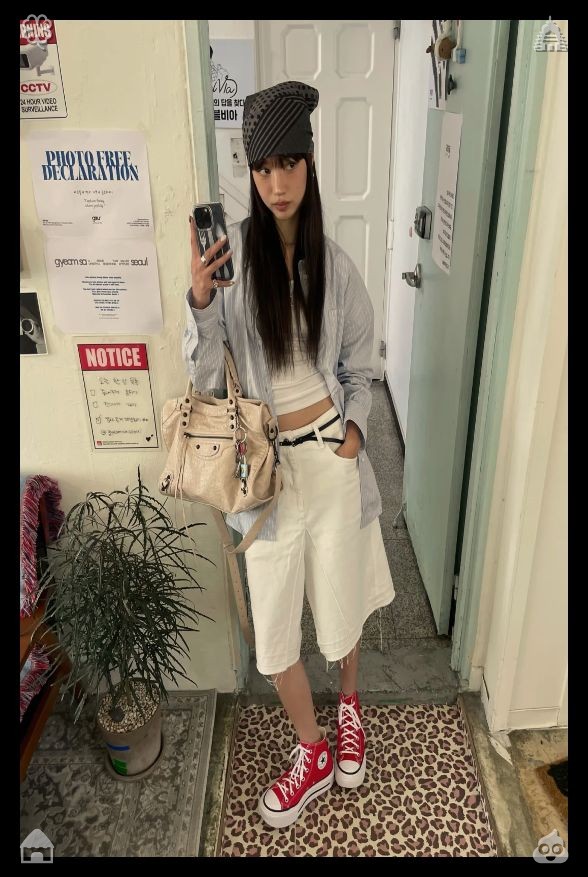 greenwichbear's tweet photo. 🚲Strawberry and apple fruit saladDespite her success, Lila never forgot her roots. She still shopped at vintage stores and pop-ups, still hung out with Mia at their favorite café and pizza place, and still spent time encouraging young women to embrace their style and their con https://t.co/dGO233pL8l