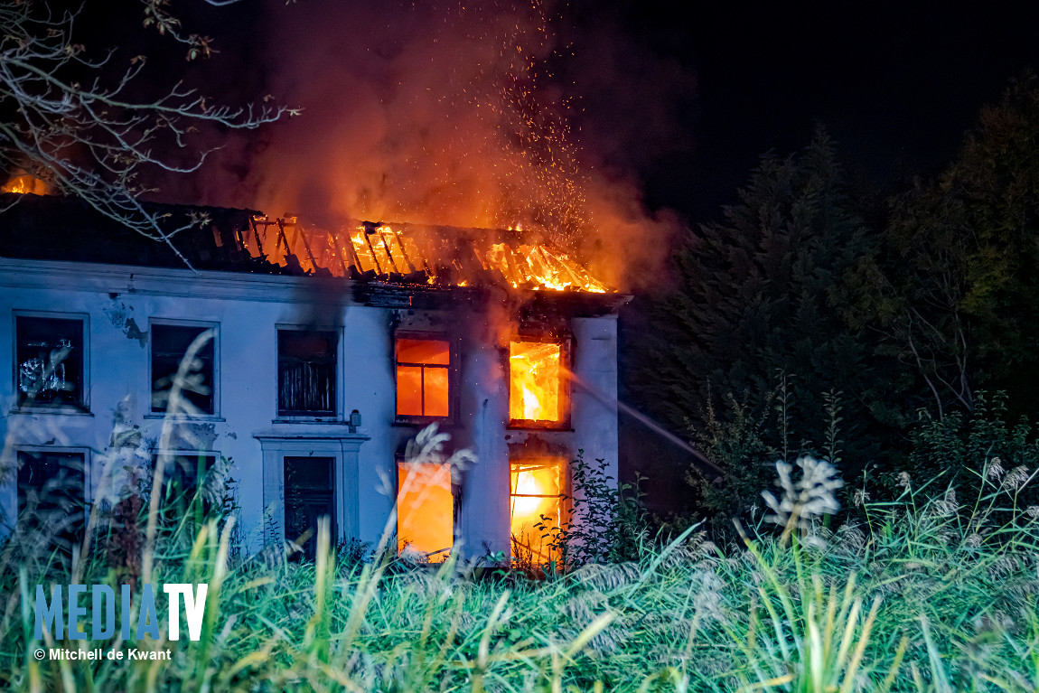 Grote brand in leegstaande woning in Rotterdam