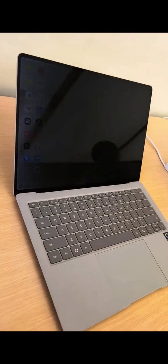 bella_max5309's tweet photo. APPLE, PAKIGALAW ANG BASO. 😭😂 Huawei, gets na gets na yung gusto ng users. https://t.co/4oC388GTqp