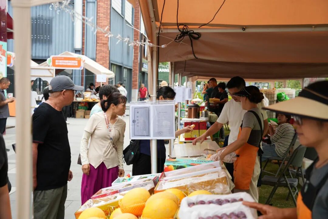 JoooonJC's tweet photo. Just visited the bustling屠隙奖市, the local market full of fresh produce and unique treats!， https://t.co/8WEMG0iNtH