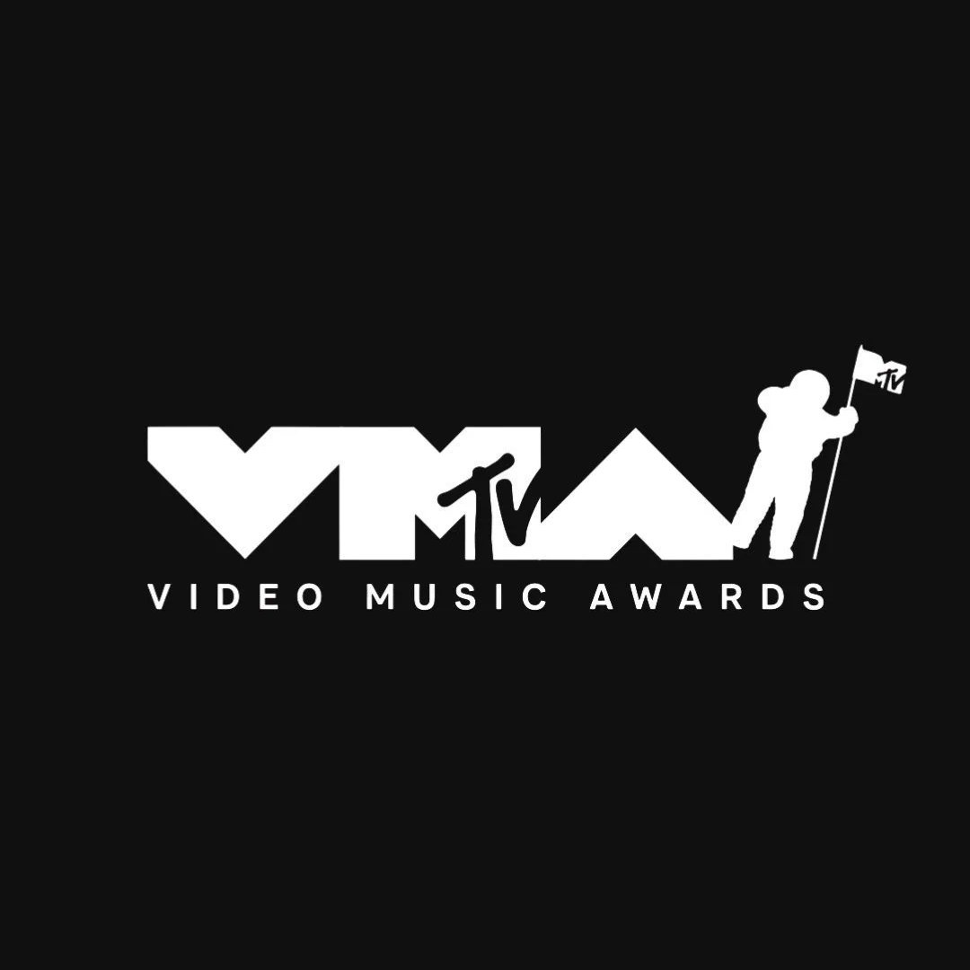 sboficial's tweet photo. Taylor Swift se torna oficialmente a primeira homenageada com o MTV Artist Director Honor.

A honraria reconhece o impacto e contribuição de artistas na arte da direção. #VMAs https://t.co/osOT7CnSSK