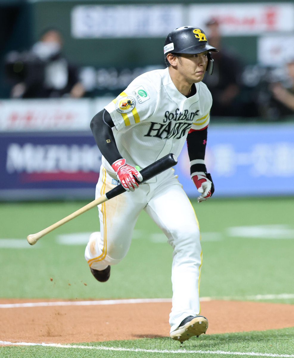 SNikkansports's tweet photo. 【ソフトバンク】今宮健太１本塁打含む４安打の大暴れ　中村晃「ケンタは打ち過ぎて途中交代」 https://t.co/RfVbP3ZnCA https://t.co/pLjCg2T0NZ