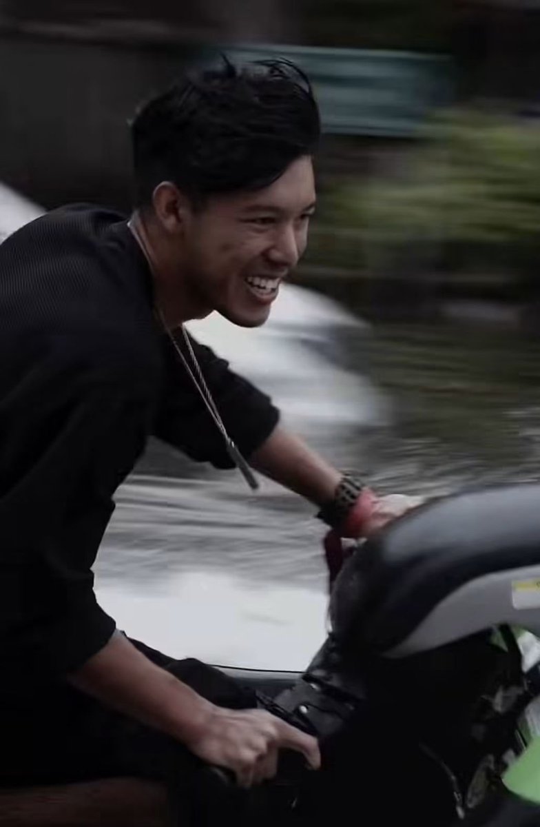 SuRider32186456's tweet photo. จะจบที่ไหน 
จะรวยแค่ไหน
จะเป็นลูกใคร
จะอ้างอะไร

ง่ายๆคือมึงไร้มารยาทค่ะ ขาดสามัญสำนึก ขอให้โดนปรับเยอะๆ
.
#น้ำท่วมกรุงเทพ #น้ำท่วมกทม #หนุ่มซิ่งเจ็ตสกีน้ำท่วม 

"ศรณ์ เกตุสิริ" พบเป็นลูกชาย "จอย-จามจุรี เชิดโฉม" อดีตดาราดังในยุค90

" คำสารภาพอ้างเพิ่งจบการศึกษาจากต่างประเทศ จึงขาดความเข้าใจวัฒนธรรมไทย ทั้งยังอ้างคำยุยงจากเพื่อนชาวต่างชาติว่า การขี่เจ็ตสกีช่วงน้ำท่วมถือเป็นโชว์สร้างความบันเทิงช่วยคลายทุกข์ให้ผู้คนเหมือนต่างประเทศ โดยมีเพื่อนคนไทยเป็นผู้ถ่ายคลิปให้ "
.
พนักงานสอบสวน สน.มักกะสัน แจ้ง 2 ข้อหา ซึ่งรวมถึงข้อหาก่อความเดือดร้อนรำคาญ นำตัวส่งฟ้องศาล ยิ่งไปกว่านั้น พนักงานสอบสวนเตรียมยื่นเรื่องต่อศาลขอคำสั่งริบเจ็ตสกีของกลางทันทีขยายผลยกแก๊งยืนยันตัวผู้ร่วมก่อเหตุ 4 รายอยู่ระหว่างเร่งติดตามตัวมาดำเนินคดีตามกฎหมายอย่างเด็ดขาดต่อไป

ที่มาเนื้อหาข่าว : ทีวีพูล