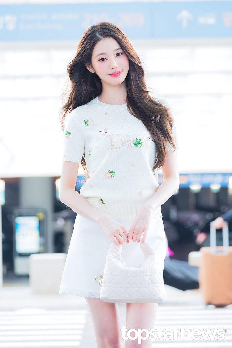 102pinku's tweet photo. 원영이 기자사진 폼 미쳤다..
#ParisBoundWonyoung
#JANGWONYOUNG 
#WONYOUNG
#DiorSS27 @Dior https://t.co/bjasJxKZkp