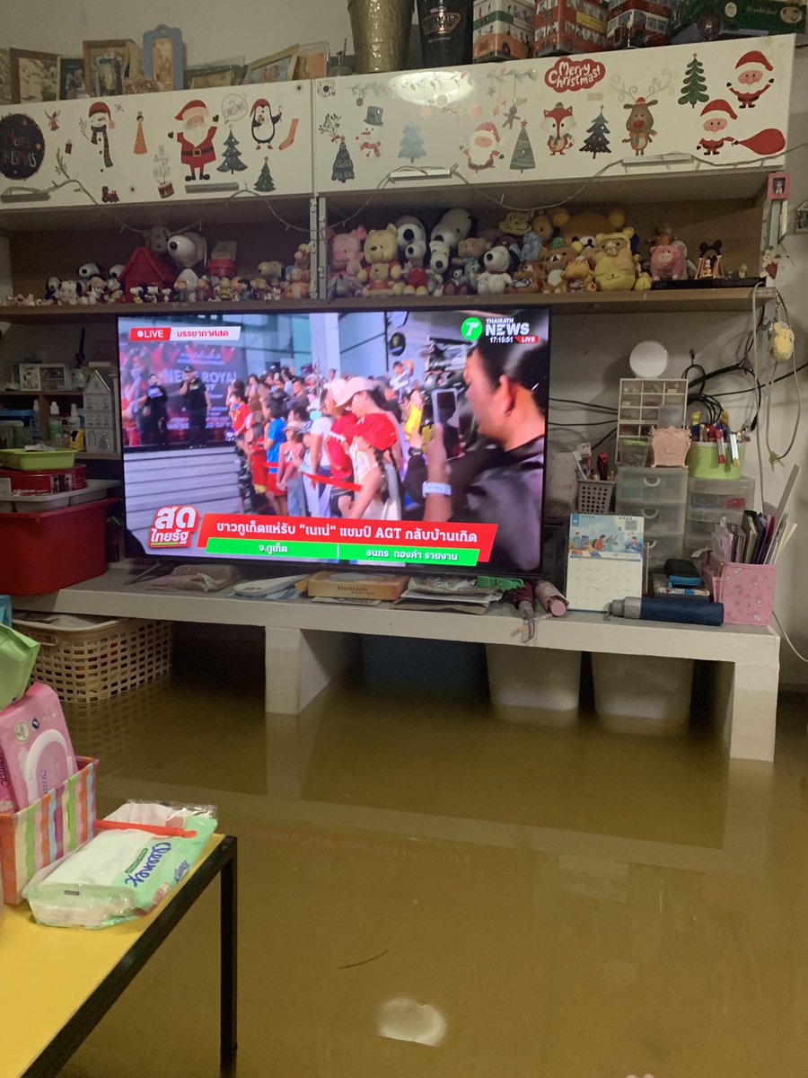 munkmink555's tweet photo. น้ำท่วม ชิลๆ ค่ะ อย่าไปเครียด ไว้เครียดตอนน้ำลงหมด เก็บแรงไว้ #น้ำท่วม #ภัยพิบัติ #อุทกภัย https://t.co/Dl8j1b229x