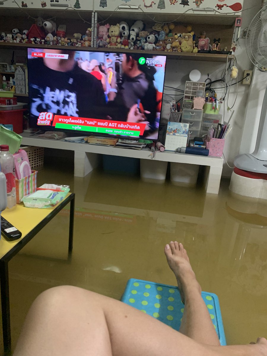 munkmink555's tweet photo. น้ำท่วม ชิลๆ ค่ะ อย่าไปเครียด ไว้เครียดตอนน้ำลงหมด เก็บแรงไว้ #น้ำท่วม #ภัยพิบัติ #อุทกภัย https://t.co/Dl8j1b229x