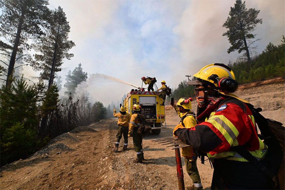 tiempoarg's tweet photo. 🔵 Presupuesto 2027: el ajuste en Ambiente le quita recursos a la prevención de los incendios.

✍️ @Soyelpapadeleon | https://t.co/hacM4pRIWt https://t.co/Nfc5IAcAHS
