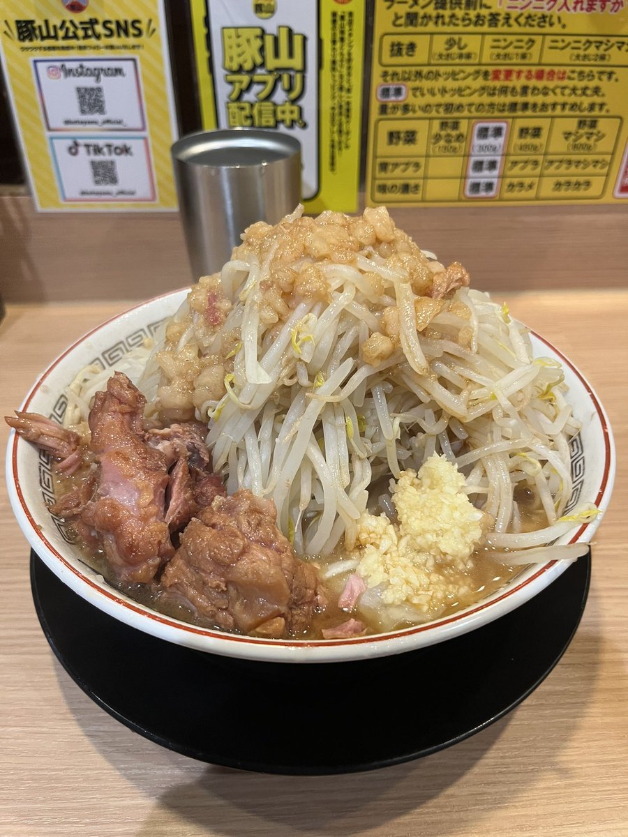 ichi_note's tweet photo. 【9/27活動報告】日吉で🥍リーグ戦今季最終戦。激戦を制した後にコーチ3人組で勝ち麺。ラーメン豚山日吉店。1326来店満席1332着席1335着丼1345完食。大ラーメンYAKNs。麺量375g。乳化。染みホロ豚。写真は巻豚だが塊豚。野菜量明示のビギナー向け設定も勝ち麺なのでまぁ満足。 https://t.co/QXnEWaN6g7