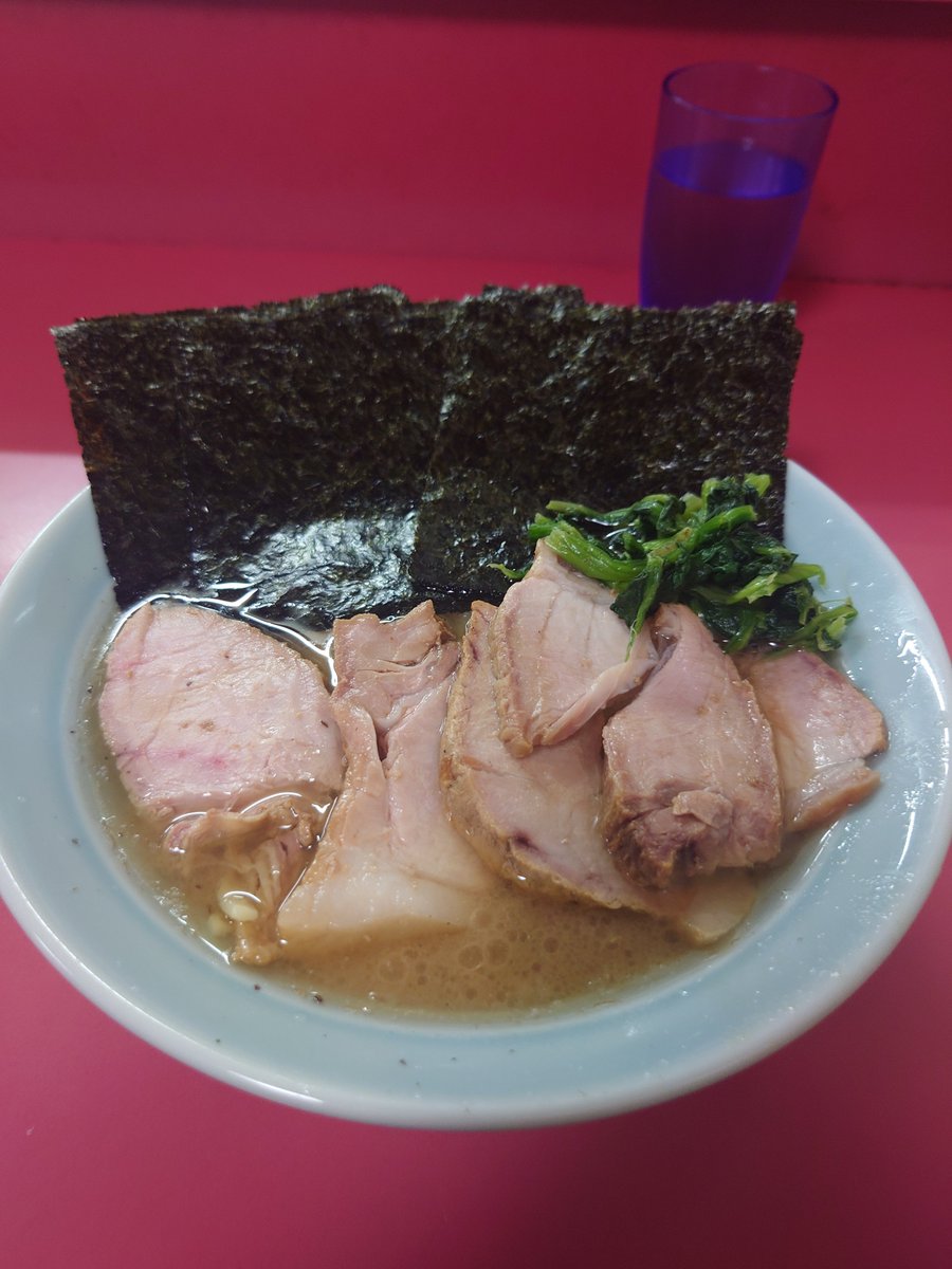 naritamryan's tweet photo. 沼津家
チャーシュー麺 海苔
硬め多め

初訪問
吉村家出身ということで。
30年前、杉田にあった時に食べた吉村家とはだいぶ違う印象のラーメン。
30年前の吉村家は醤油がギンギンの記憶でしたが、沼津家はバランス系かな。
30年前よりもっと前の吉村家はこうだったのかと思うと感慨深い。 https://t.co/ERKstRgktF