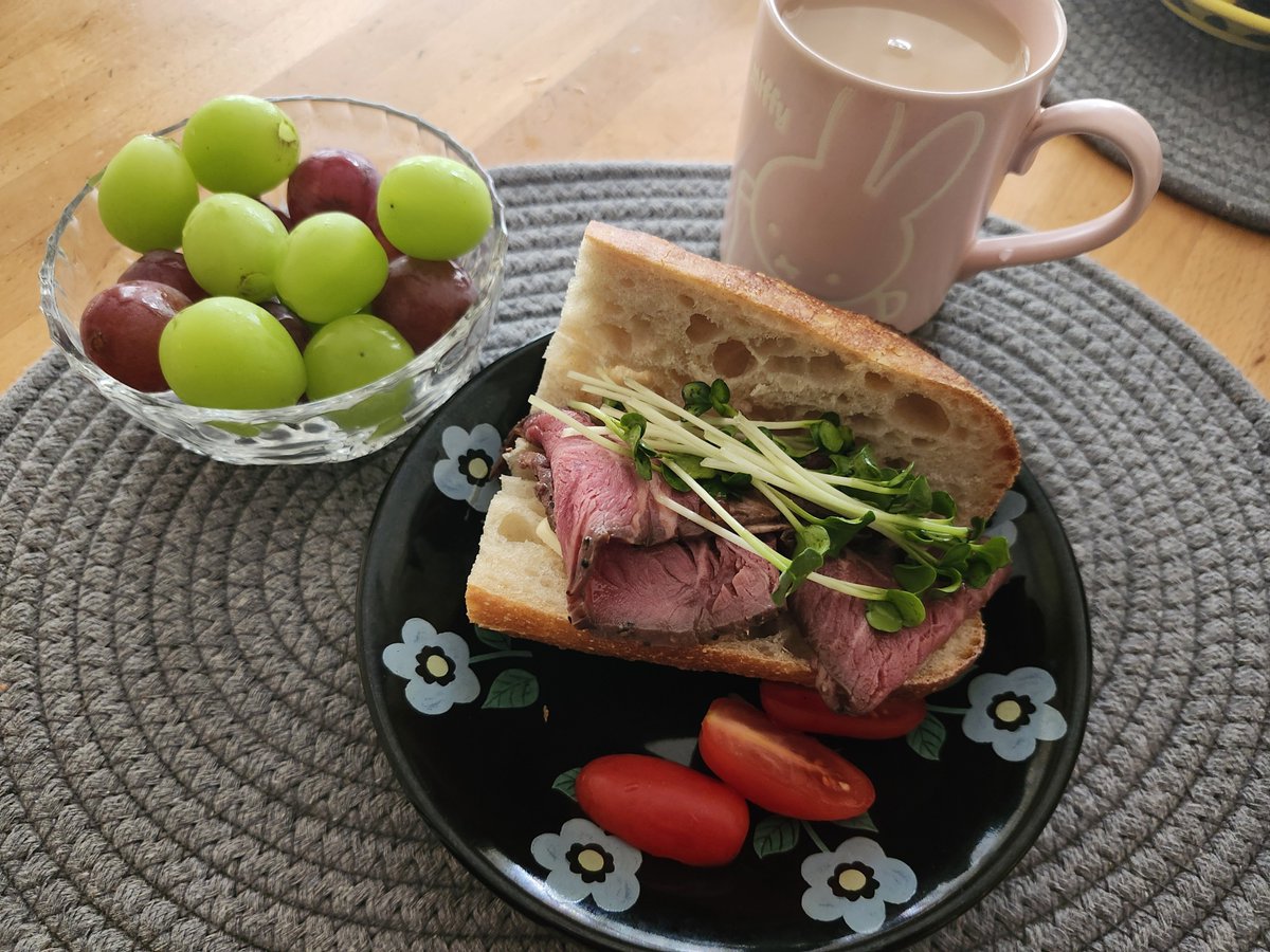 richan_da_pyon's tweet photo. 昨日のおいしすぎたあさごはん。最近のすまほ。おさんぽでお金洗ってクレープ食べた。 https://t.co/Rpzi4ok1LQ