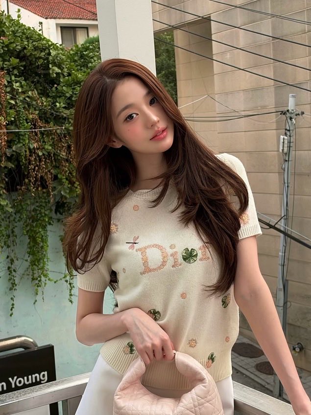 ivepics_'s tweet photo. wonyoung instagram update https://t.co/hIh7DAQP7M