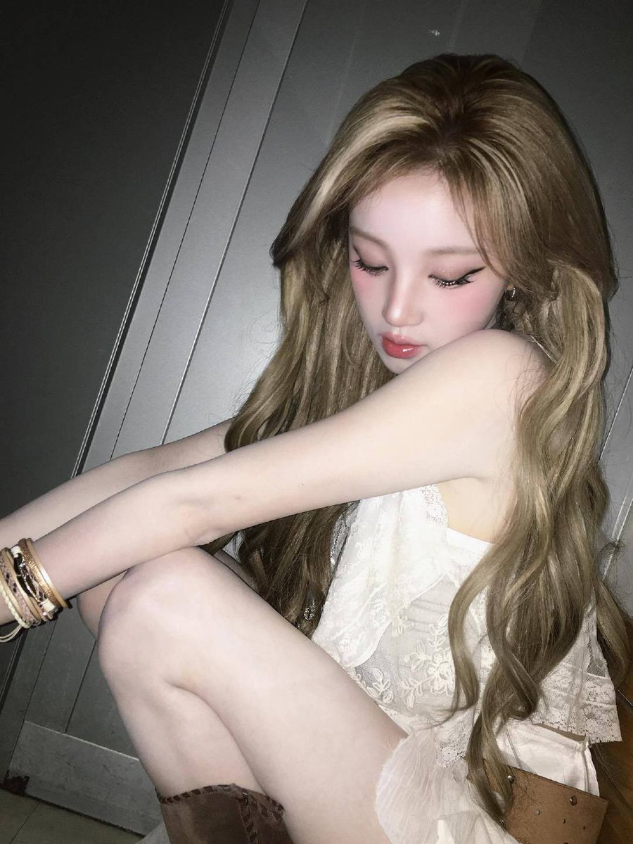 yuqipictures's tweet photo. One year ago on this day ⋆ ˖ ⏱︎.ᐟ 

#YUQI #우기 #宋雨琦 https://t.co/7farz1GRz4