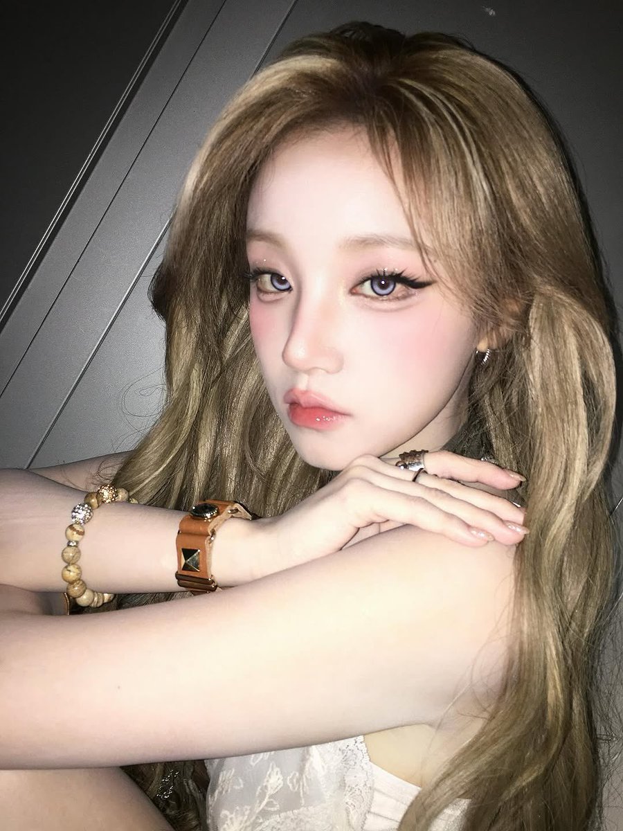 yuqipictures's tweet photo. One year ago on this day ⋆ ˖ ⏱︎.ᐟ 

#YUQI #우기 #宋雨琦 https://t.co/7farz1GRz4
