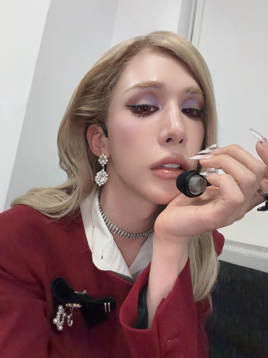 xlovarchive's tweet photo. 🐰 wumuti on 🫧 (280926) 07h50

*photos*
it was fun~ ;-) 🇷🇴❤️

(in romanian) — Bună Seara (good night) din România lol
🐰 Bună Seara 🌙
today let's properly become 🧛🏻 vampires – i made the eye holes a bit deeper and even painted my lips with eyeshadow ㅋㅋㅋ

(in chinese) — how can i be as pretty as you?
🐰 you don't need to be like me~ you're already beautiful enough, baby 💕

— is this self-makeup?
🐰 no no~ ㅋㅋㅋㅋ
the makeup artist did it! we talked to set the direction~
today too, fighting to my babies, noonas, unnies, oppas, hyungs, friends, and dongsaengs, and good night to those who should be sleeping now~ ♥ Love u

— honey, you forgot to say "to my darling"
🐰 ㅋㅋㅋㅋㅋ i'll add it to the list