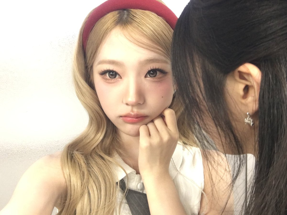 sdtellakim's tweet photo. I'm completely in love with this makeup and look! There's something about the soft details paired with this cute red bandana that makes everything feel a little more playful. A tiny pop of red, a little confidence, and suddenly I'm ready to turn the day into my own little scene. https://t.co/OgzwOec9DK