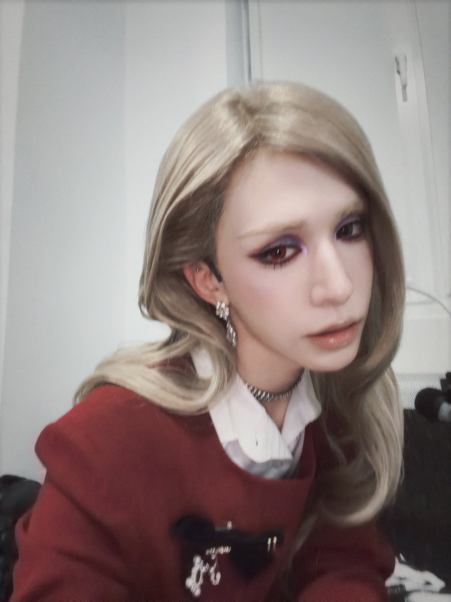xlovarchive's tweet photo. 🐰 wumuti on 🫧 (280926) 07h50

*photos*
it was fun~ ;-) 🇷🇴❤️

(in romanian) — Bună Seara (good night) din România lol
🐰 Bună Seara 🌙
today let's properly become 🧛🏻 vampires – i made the eye holes a bit deeper and even painted my lips with eyeshadow ㅋㅋㅋ

(in chinese) — how can i be as pretty as you?
🐰 you don't need to be like me~ you're already beautiful enough, baby 💕

— is this self-makeup?
🐰 no no~ ㅋㅋㅋㅋ
the makeup artist did it! we talked to set the direction~
today too, fighting to my babies, noonas, unnies, oppas, hyungs, friends, and dongsaengs, and good night to those who should be sleeping now~ ♥ Love u

— honey, you forgot to say "to my darling"
🐰 ㅋㅋㅋㅋㅋ i'll add it to the list