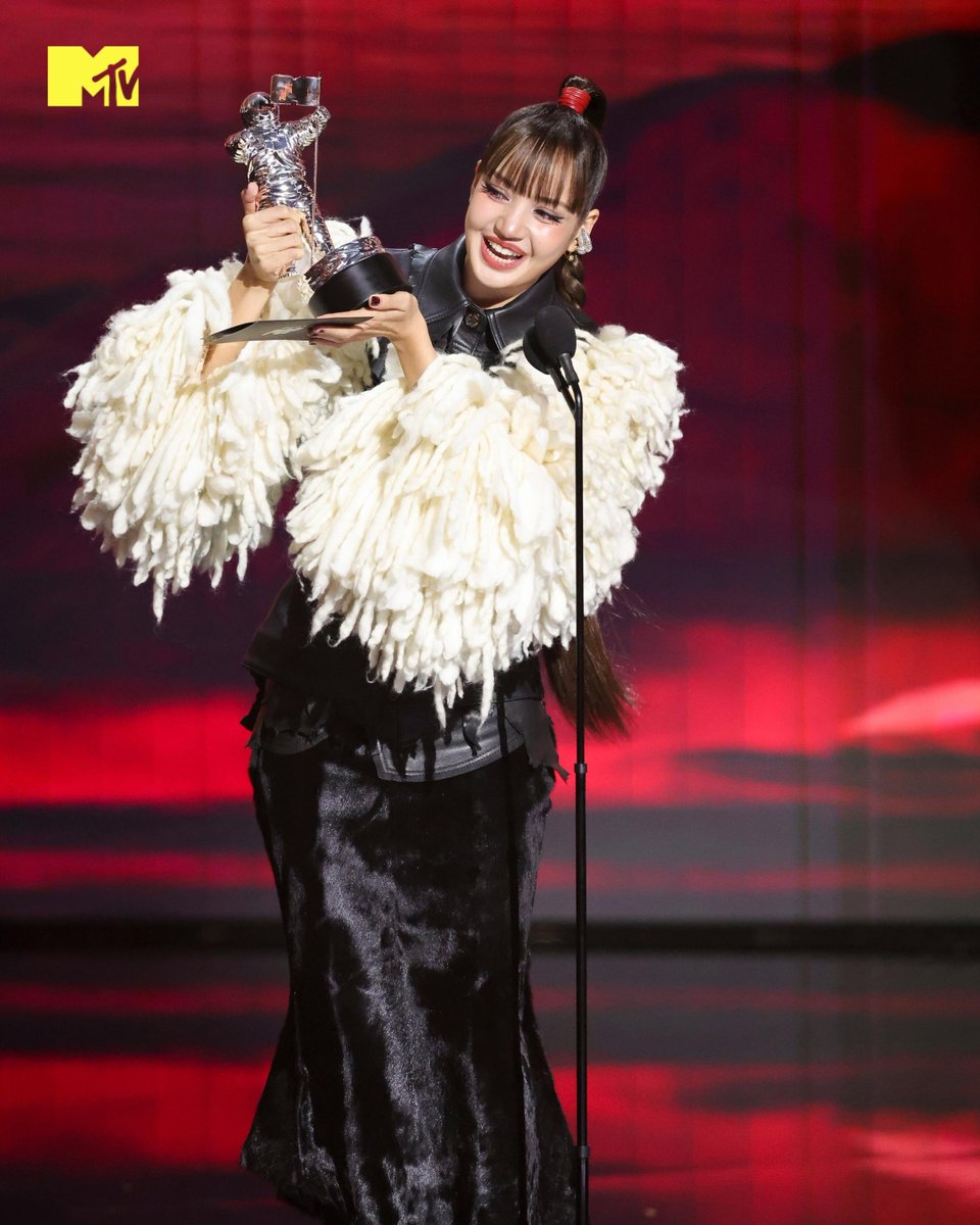 MTVLA's tweet photo. ¿Se puede enmarcar este momento? 🥹💖🔝✨ #VMAs #LISA https://t.co/WQMj2EaCVJ