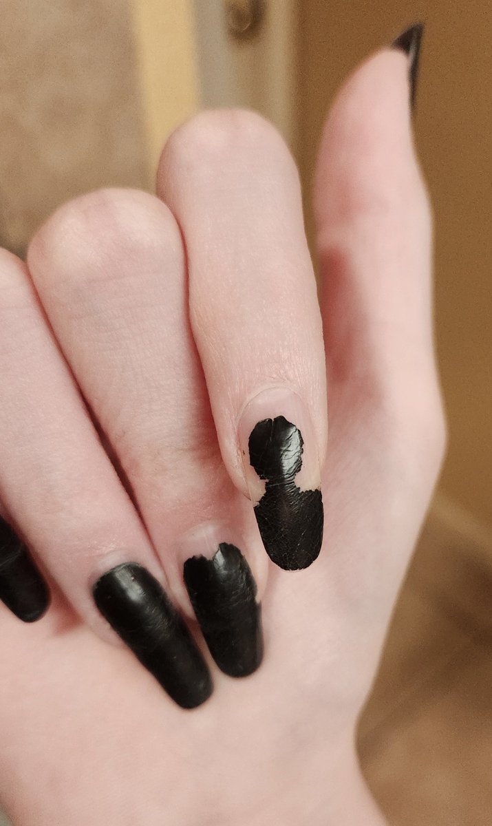 miyotsune's tweet photo. Am I tripping or is that Dazai Osamu in my chipped polish. https://t.co/KhjT2qk6Y7