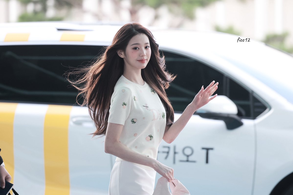 C_ccwy's tweet photo. 260928 ICN원영출국

디올 공주님🫶🏻🙇‍♀️

#ParisBoundWonyoung  
#DiorSS27 @Dior
#아이브 #IVE #장원영 #JANGWONYOUNG #원영 #WONYOUNG #ウォニョン https://t.co/wETJy0Hhs7