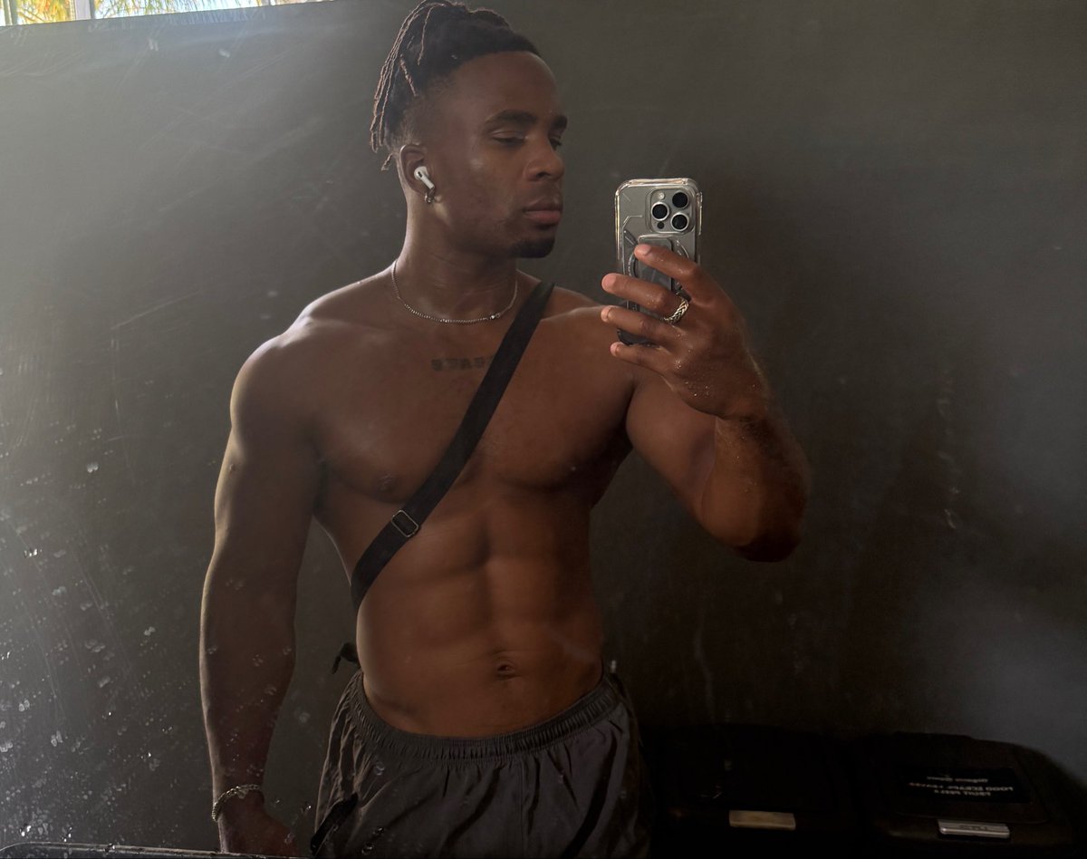 KINGCRUELX's tweet photo. Dirty mirror. Clean everything else… https://t.co/xyVcCknXJo