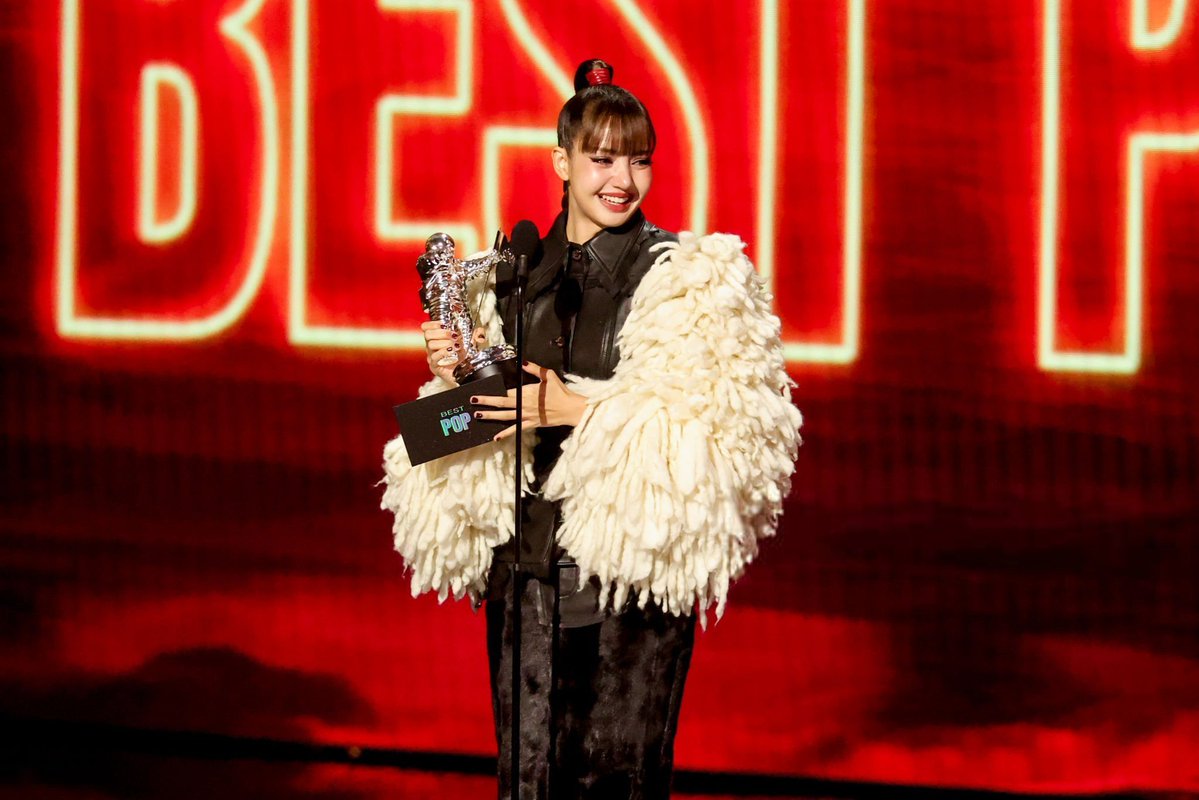 BLACKPINKBRASIL's tweet photo. LISA se torna o primeiro ato solo de K-Pop a vencer a categoria "Best Pop" do VMA ✨

SAWADIKA LISA ON VMAS
#LISAisBACK_VMAs https://t.co/kzESy7RsHo