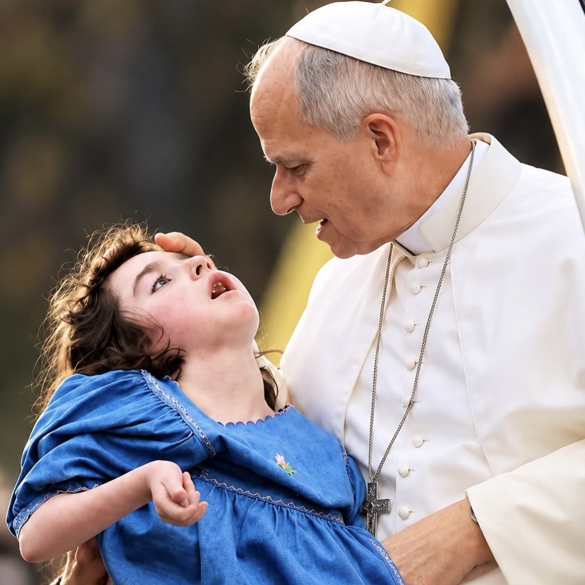 BrittiaGUIRIEC's tweet photo. Je vois des torrents de propos honteux d'eugénisme sur la petite fille polyhandicapée que sa famille adoptive a souhaité faire bénir par le Pape.(comme plein d'autres enfants/bébés samedi !). Visiblement, son handicap dérange. Donc je partage, car elle n'a pas à vivre cachée. https://t.co/E7jF99Bd2A