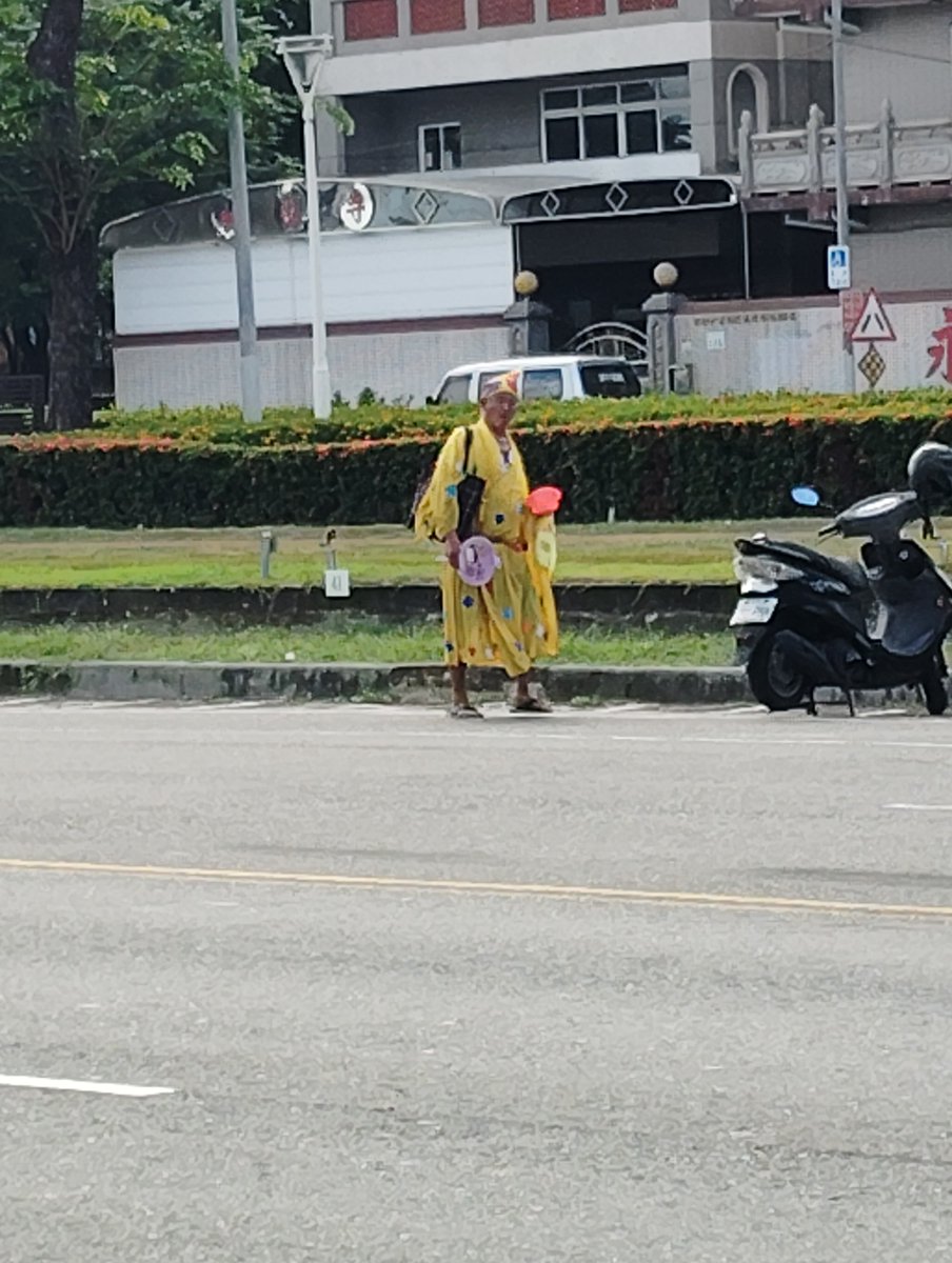 HuiMao66271's tweet photo. 吾身等公車，結果發現這個沒有任何宮廟壇堂寺的，拿著競選扇子跟紅色洗臉盆！

討錢！

想到神將土地公拿著籃子假借神明的意思化緣！

吾身等車的時候已經內心傳達地府的人等時機勾活魂進地府先關起來，等吾身睡後
請第五殿包青天處理！ https://t.co/ezKFytz7Ga