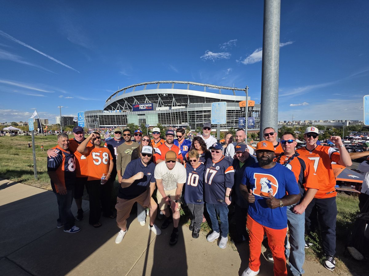 MileHighHuddle's tweet photo. What a day! Thanks to all the awesome members of the MHH community who came from all over the country for the Meet &amp; Greet! Go #Broncos #StateofBeing https://t.co/AVGFLa1skH