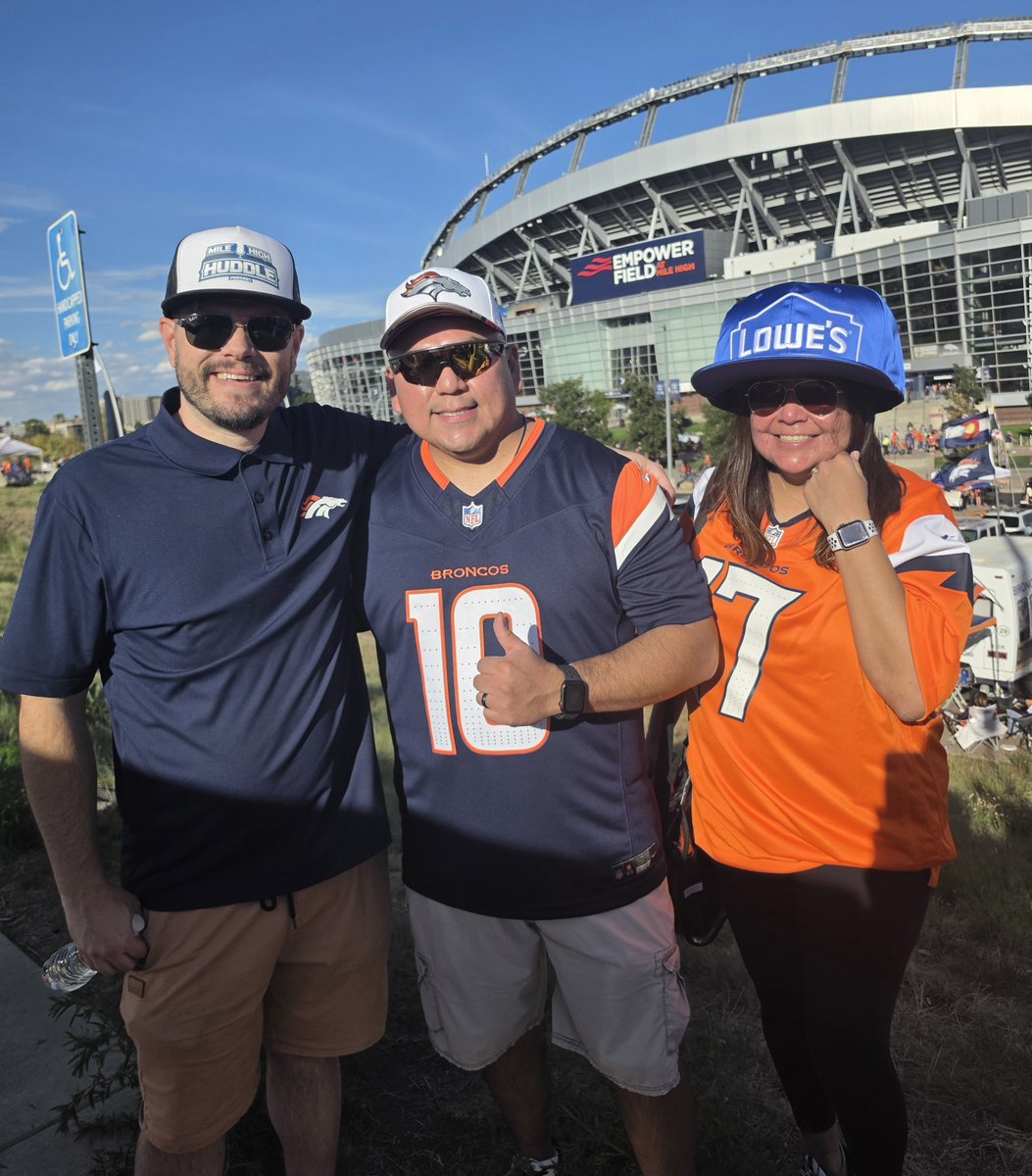 MileHighHuddle's tweet photo. What a day! Thanks to all the awesome members of the MHH community who came from all over the country for the Meet &amp; Greet! Go #Broncos #StateofBeing https://t.co/AVGFLa1skH