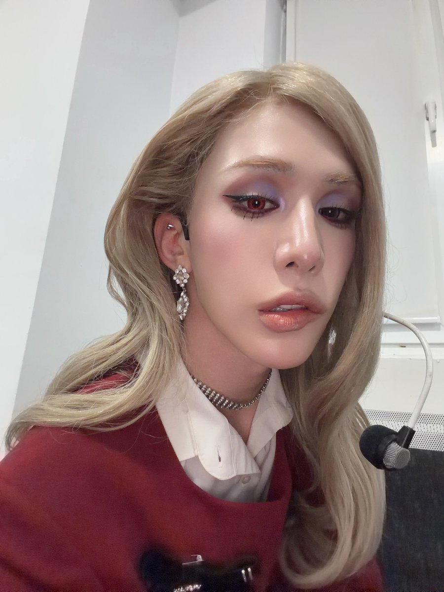 xlovarchive's tweet photo. 🐰 wumuti on 🫧 (280926) 07h50

*photos*
it was fun~ ;-) 🇷🇴❤️

(in romanian) — Bună Seara (good night) din România lol
🐰 Bună Seara 🌙
today let's properly become 🧛🏻 vampires – i made the eye holes a bit deeper and even painted my lips with eyeshadow ㅋㅋㅋ

(in chinese) — how can i be as pretty as you?
🐰 you don't need to be like me~ you're already beautiful enough, baby 💕

— is this self-makeup?
🐰 no no~ ㅋㅋㅋㅋ
the makeup artist did it! we talked to set the direction~
today too, fighting to my babies, noonas, unnies, oppas, hyungs, friends, and dongsaengs, and good night to those who should be sleeping now~ ♥ Love u

— honey, you forgot to say "to my darling"
🐰 ㅋㅋㅋㅋㅋ i'll add it to the list