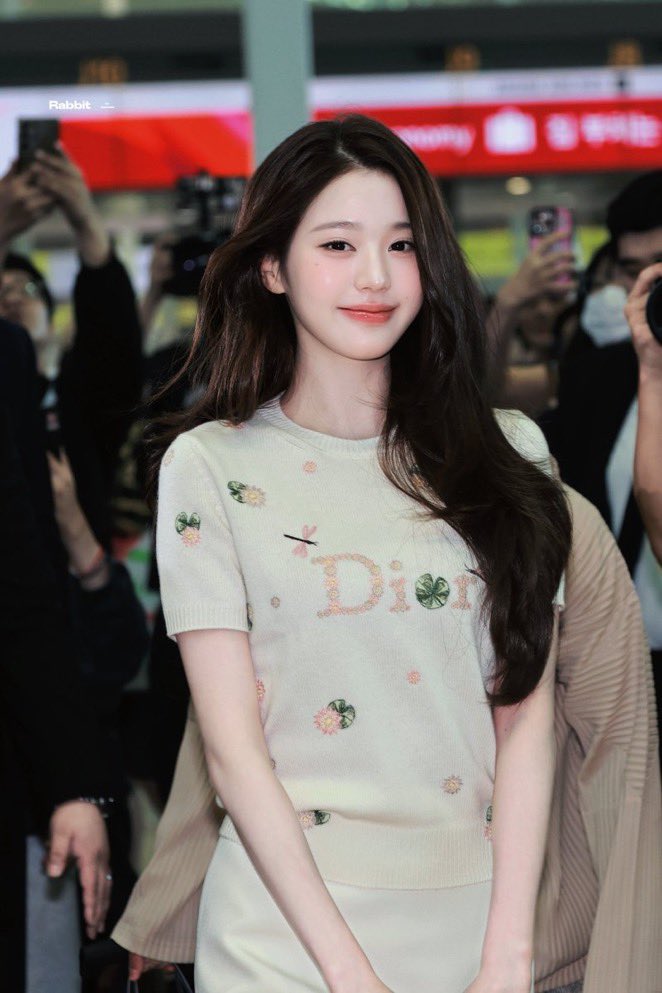 ivegotwonyo's tweet photo. i really love this picture of her omg wonyoung’s smile is pretty 🥹

WONYOUNG EN ROUTE 
#ParisBoundWonyoung 
#JANGWONYOUNG 
#WONYOUNG 
#DiorSS27 @Dior https://t.co/OSMD3rk59s
