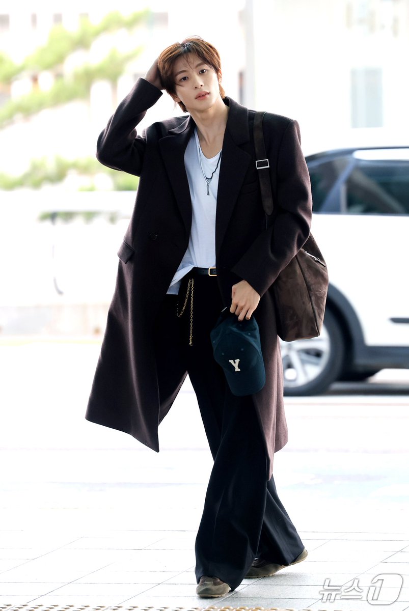 mepuppieyou's tweet photo. เธรด รวมรูปแอนตันจากสำนักข่าว 

เลือกเซฟแล้วช่วยกันนำไปทวิตติดแท็กได้เลยคับ ♡

ANTON TO SAINT LAURENT PFW 
#ANTONxSaintLaurentSS27 
#ANTONxSaintLaurent #생로랑앤톤 @YSL https://t.co/BFDr3k9CRc
