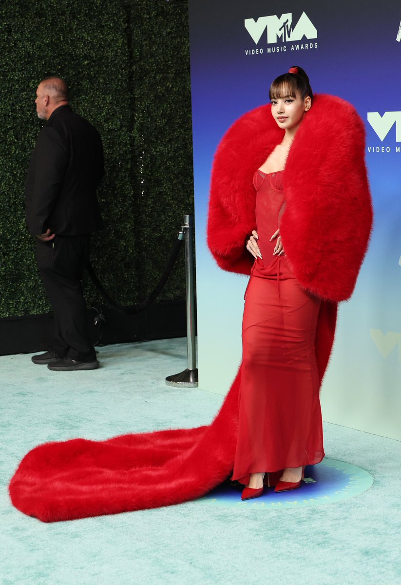 iHeartRadioCA's tweet photo. From the carpet to winning the first award of the night! What a start to the #VMAs for LISA 🤩❤️

#lisa #lalisa #alwayslalisa @GettyImages https://t.co/7nN0ZkVFEo