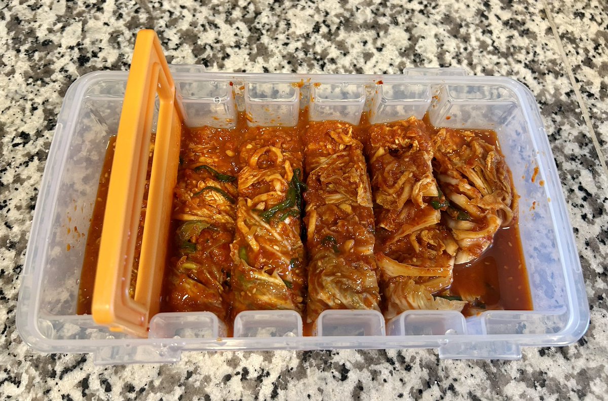 S46996827's tweet photo. 쨘 이거슨 엄마표 짱매운 김치를 트친님이 극찬하시던 김치 자르미로 자른 결과입니다. 완전 깔끔하게 쓱싹 잘려서 대만족! 냉장고 냄새 안나게 밀폐만 된다면 올해 최고의 히트 상품 후보로 등급하시겠습니다 후후 https://t.co/0wtAey1ok3