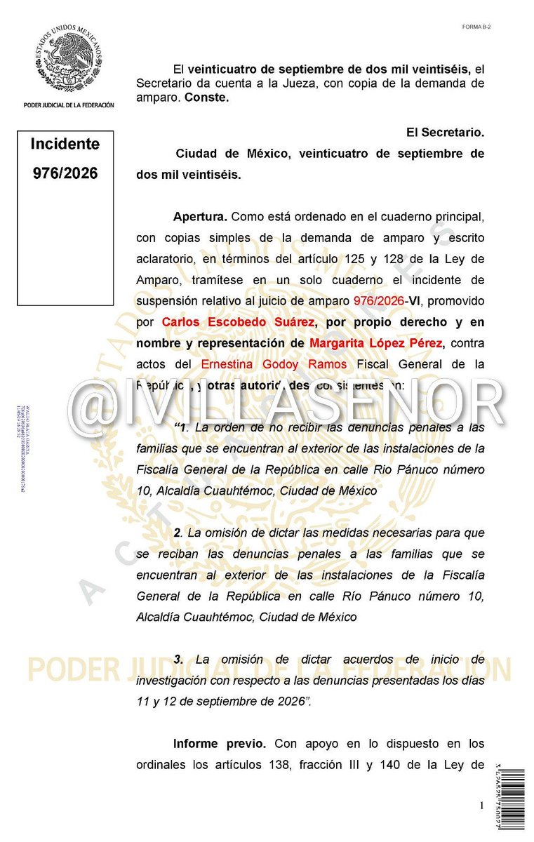 ivillasenor's tweet photo. 🔴 | SEGUNDA JUEZA FEDERAL ORDENA A ERNESTINA GODOY RESPONDER POR LAS DENUNCIAS DE MADRES BUSCADORAS

La Jueza Noveno de Distrito en Materia Penal en la CDMX, Viridiana Berenice Quiroz Ángel, dio un segundo golpe judicial a la Fiscalía General de la República: concedió la suspensión provisional en el amparo 976/2026, promovido por la activista Margarita López Pérez —de "Buscando Cuerpos en Todo México"— contra Ernestina Godoy Ramos, por la negativa de la @FGRMexico a recibir las denuncias de las familias que acampan afuera de sus instalaciones en Río Pánuco.

Es ya la segunda suspensión que un juez federal impone en esta ofensiva legal: se suma a la del amparo 1048/2026, dictada días antes por el Juez Quinto de Distrito a favor de 55 madres buscadoras — orden que, según denuncia la propia quejosa, la FGR sigue sin cumplir pese a que el plazo ya venció.

López exigió que la protección alcanzara a la totalidad de las víctimas que permanecen afuera de la fiscalía, no solo a quienes lograron firmar el amparo; la jueza dejó ese punto sin resolver, por lo que la última palabra sobre a quiénes cubre la suspensión quedará en manos de un Tribunal Colegiado de Circuito.