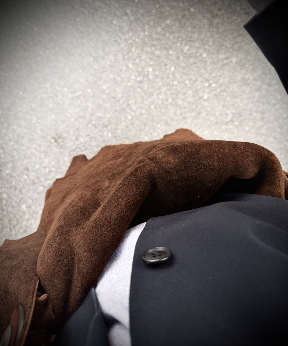 ex1yacht's tweet photo. 多少の水滴なら物ともしないのが鹿革の強み。今日みたいな天気でも普通に使います。でも牛革物を取り出す時は必ず屋根の下で。 https://t.co/mzLSiBflj3