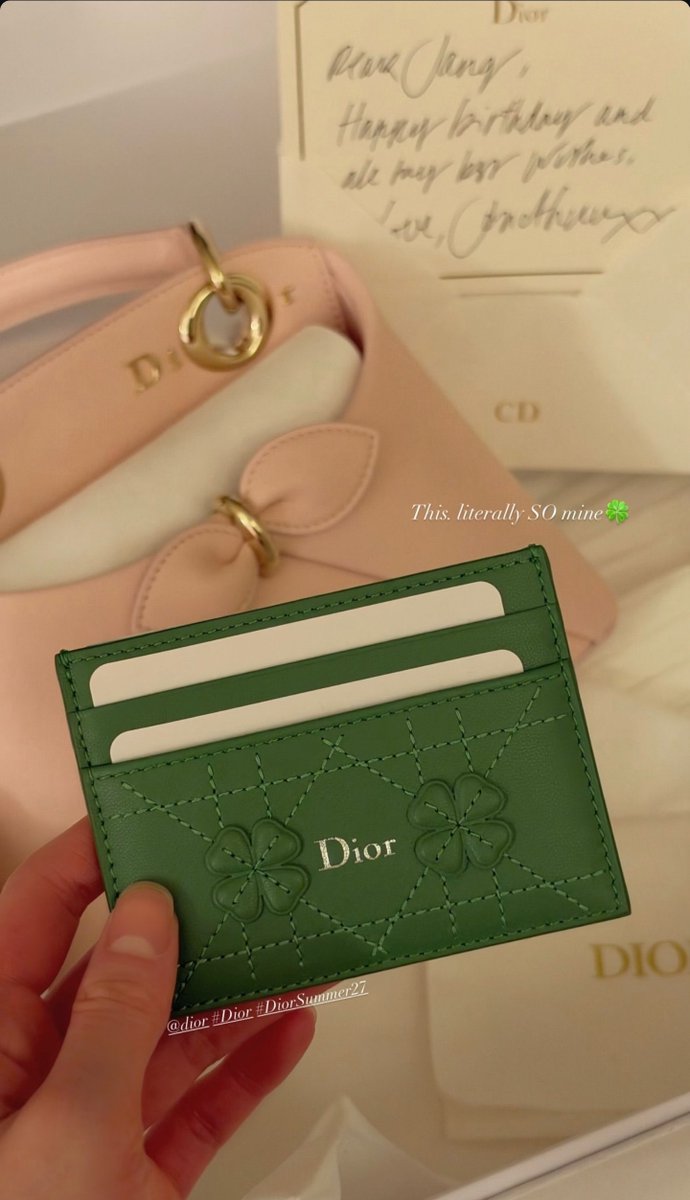 wonyoungdollz's tweet photo. OMG Dior gifts to Wonyoung 🍀 love it

WONYOUNG EN ROUTE #ParisBoundWonyoung #JANGWONYOUNG #WONYOUNG #DiorSS27 @Dior https://t.co/JoiB0NTxPC