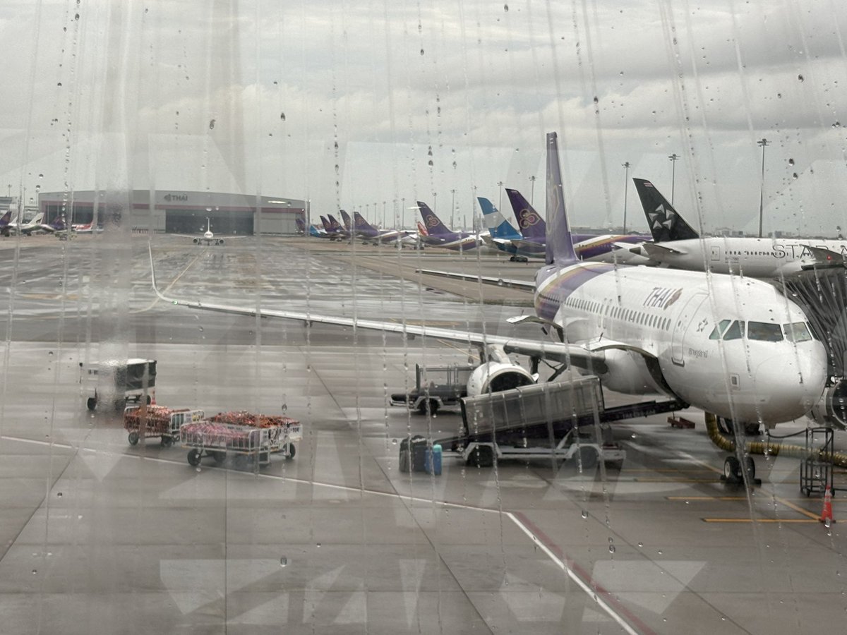 NochPH's tweet photo. เครื่องบินดีเลย์ เพราะ ไม่มีพนักงานขนกระเป๋า ตรงขาเข้าพนักงานก็บอกคนแน่นล้นสายพาน

ปกติจะต้องเห็น 4-5 คนคอยลำเลียงกระเป๋าขึ้นเครื่อง นี่แน่นิ่งมาเกือบชั่วโมงแล้ว กระเป๋ากองอยู่แบบนั้น

เข้าใจพนักงานที่ประสบภัยนะครับ 

แต่ ไม่เข้าใจว่าบริษัทใหญ่อย่าง @ThaiAirways กับ @AOTthailand จะไม่มีแผนสำรองใดๆ เลย!!!!!?