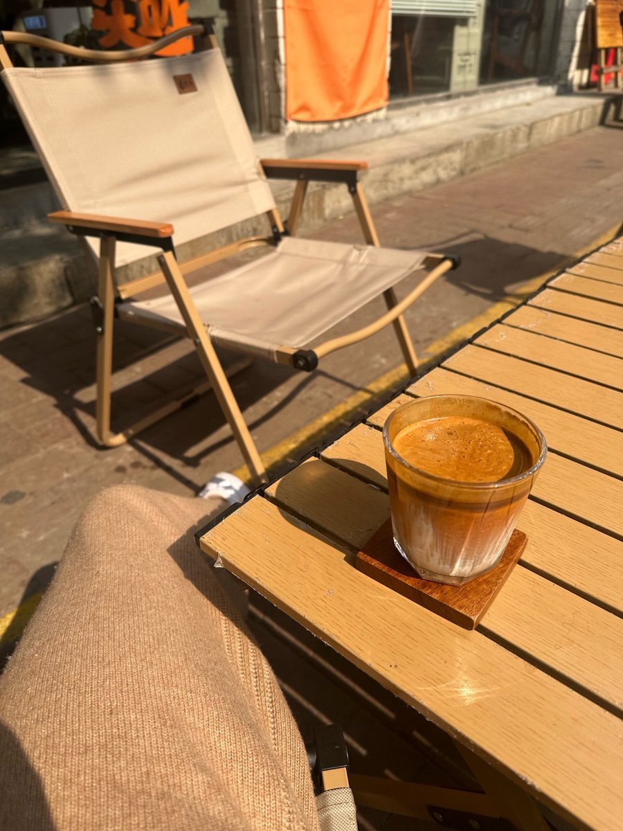 JeanineSchb26's tweet photo. [Rainy afternoon in the city, random snap of a steaming takeaway cup on a wet bench. Quiet little joy I caught today.]， https://t.co/qV6POopPw2