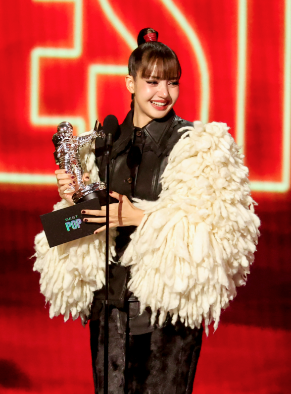 AboutMusicYT's tweet photo. Lisa becomes the first ever kpop soloist to win the Best Pop award in #VMAs history. https://t.co/N2564BHyDd